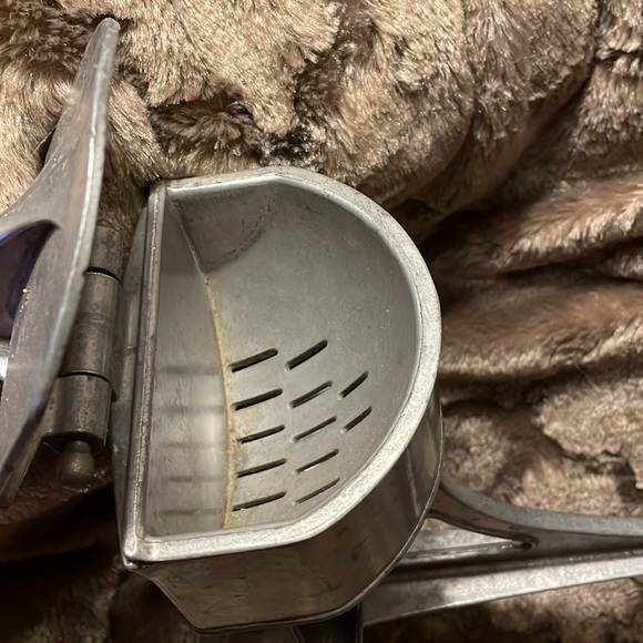 Vintage UNIVERSAL 1950’s aluminum juicer - Picture 4 of 6